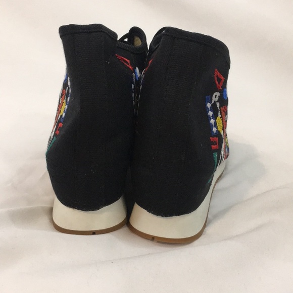 Womans canvas geometric embroidered cloth sneaker - Picture 2 of 6